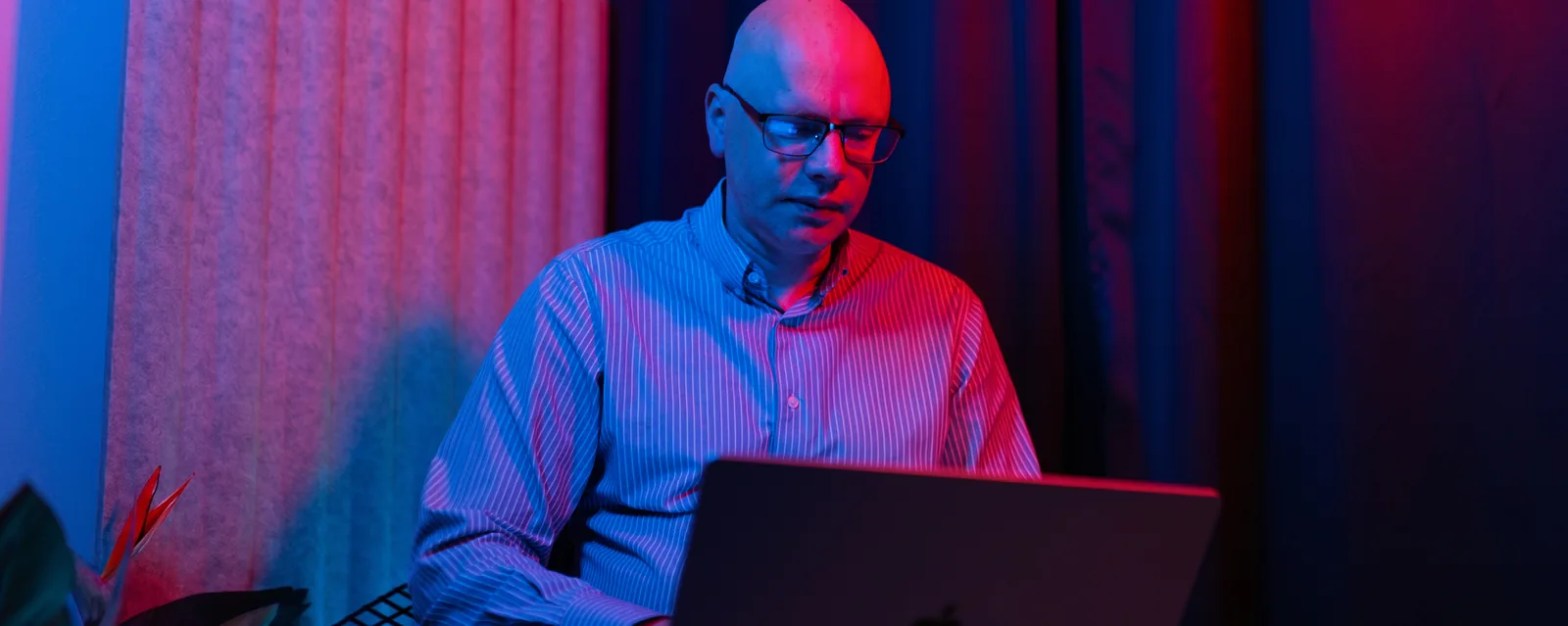 Loffe framför laptopen - integrationsutvecklare på Standout